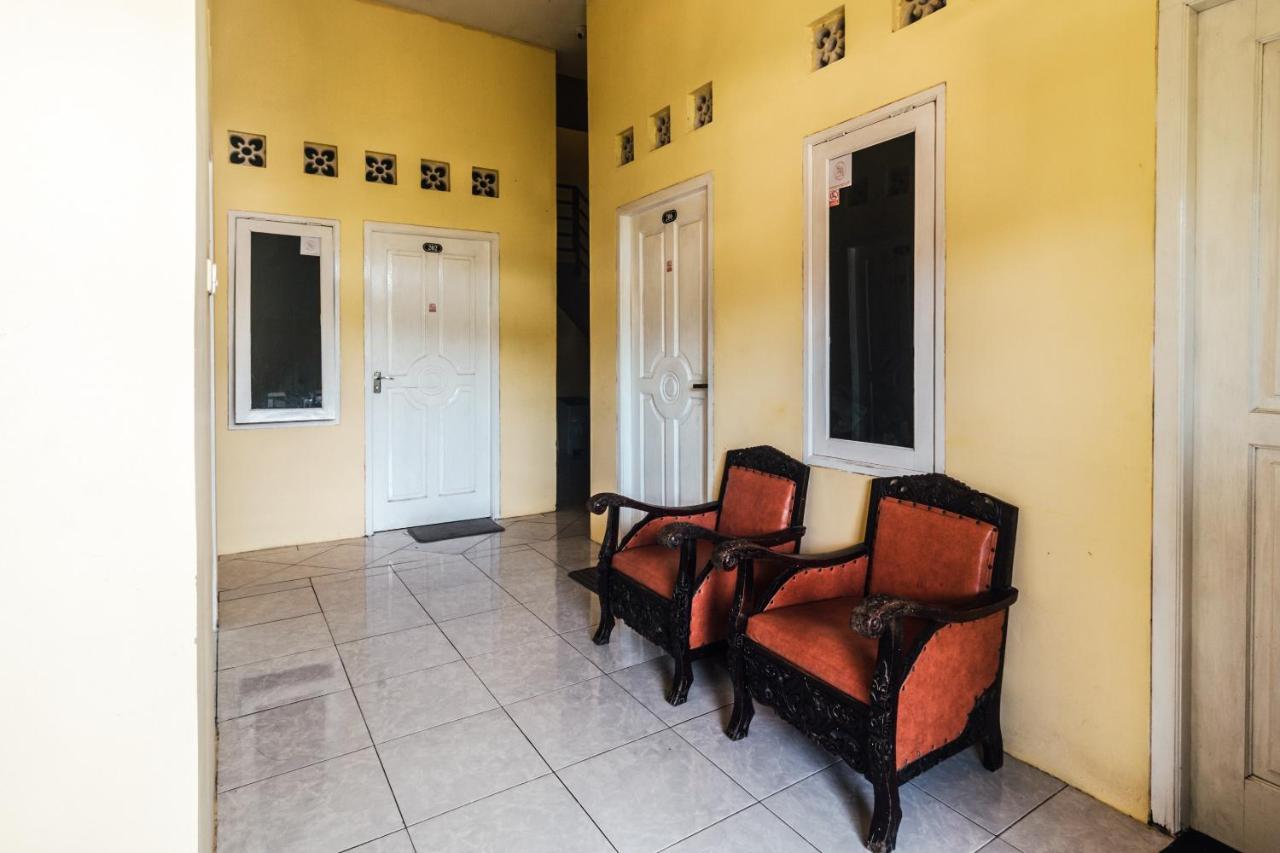 Oyo 2165 Alyah Guest House Syariah Ambon Exterior photo