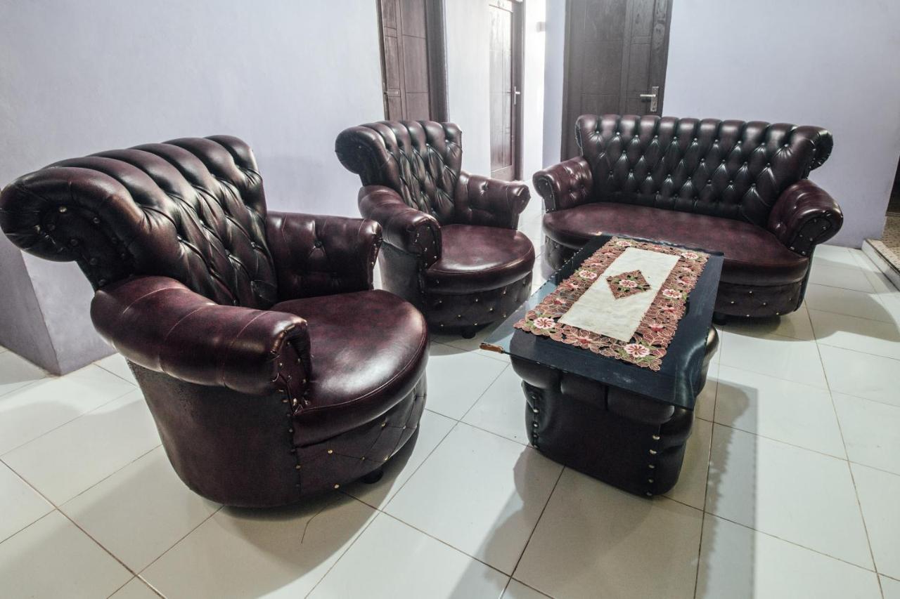 Oyo 2165 Alyah Guest House Syariah Ambon Exterior photo