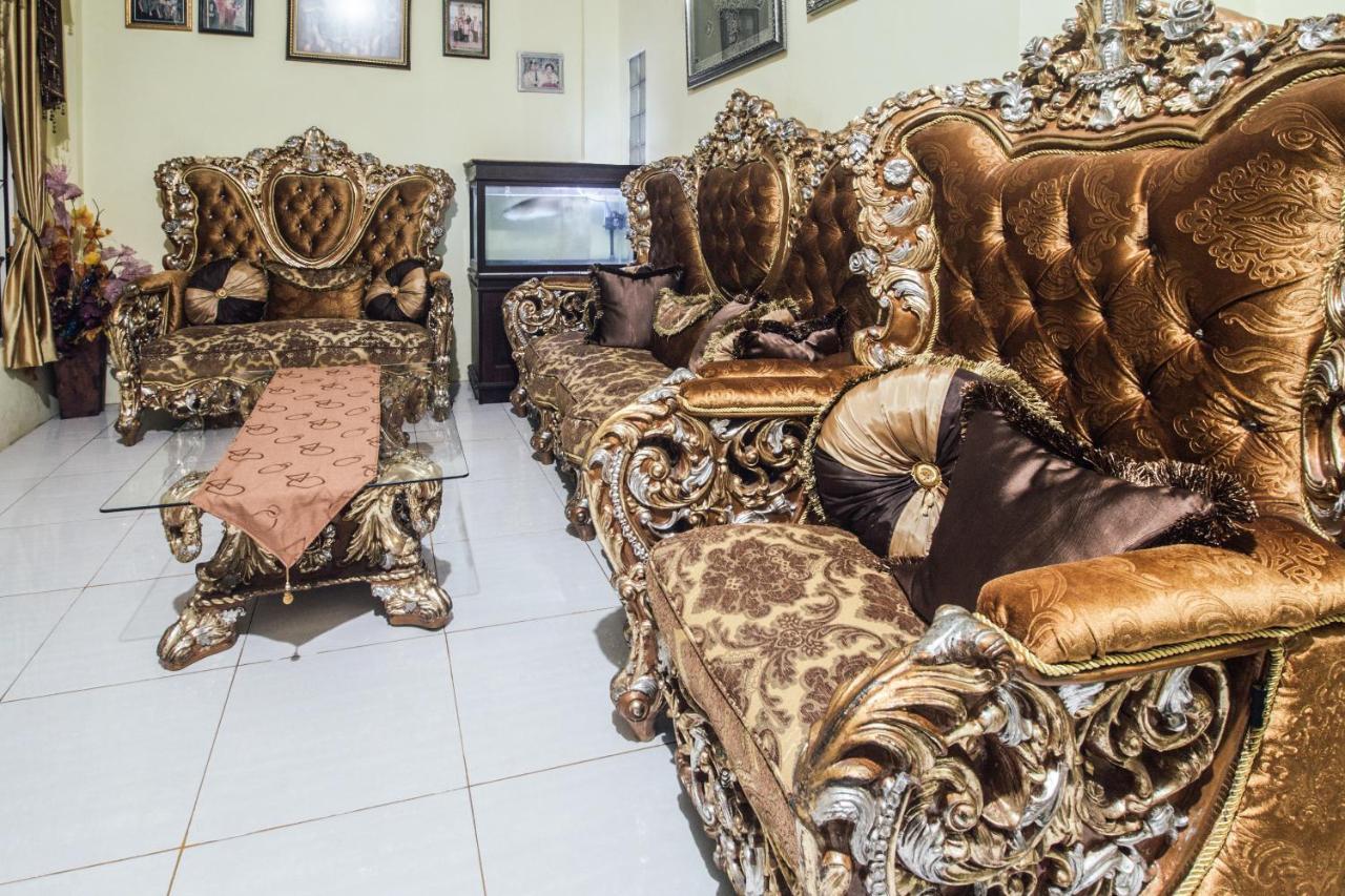 Oyo 2165 Alyah Guest House Syariah Ambon Exterior photo